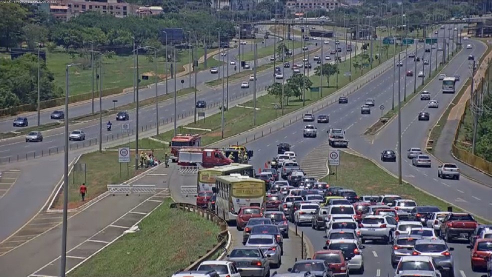 Engarrafamento no km 2 da Estrada Parque Taguatinga no DF — Foto: DER-DF/Reprodução