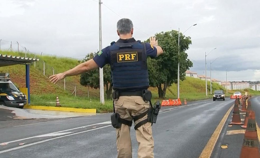 Ao receber pelo aplicativo a informação de carro com problema, policial pode fazer a interceptação nas bases (Foto: TV TEM/Reprodução)