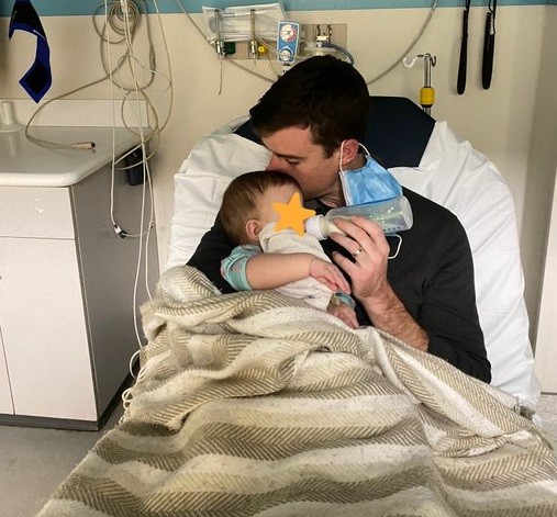 O pai com o filho no hospital (Foto: Reprodução/Twitter)