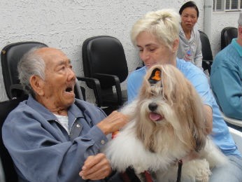 Eturo Massuda, tem 89 anos, e viu os sintomas do Parkinson piorarem após um AVC (Foto: Bibiana Dionísio/ G1 PR)
