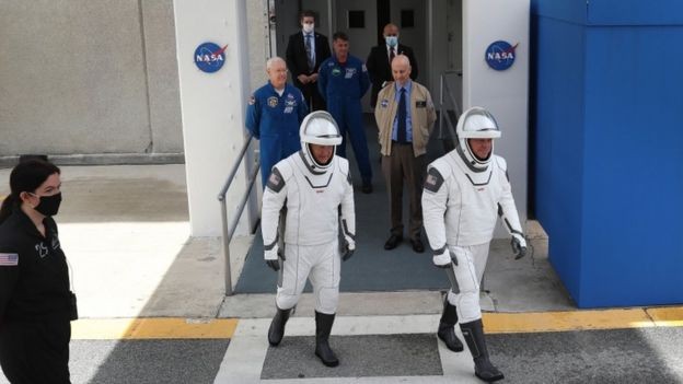 BBC - Em foto do último dia 27, Doug Hurley (à esquerda) e Bob Behnken, astronautas que viajarão na Crew Dragon (Foto: JOE RAEDLE/GETTY IMAGES via BBC)