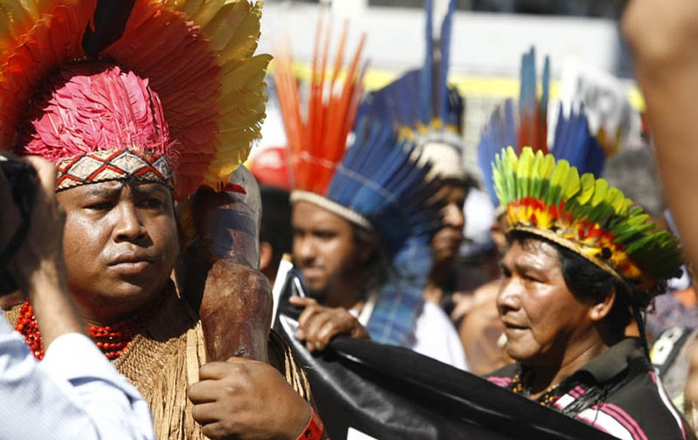 Grupos indígenas em protesto, em fevereiro, contra a demarcação de terras e exploração de territórios — Foto: Rodrigo Gorosito/G1