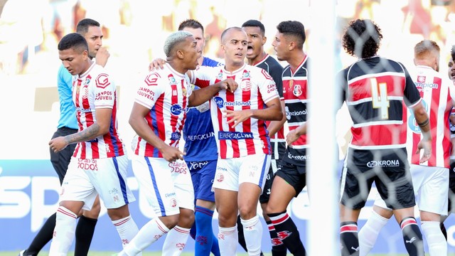 Júlio, do Náutico, e Lucas Silva, do Santa Cruz
