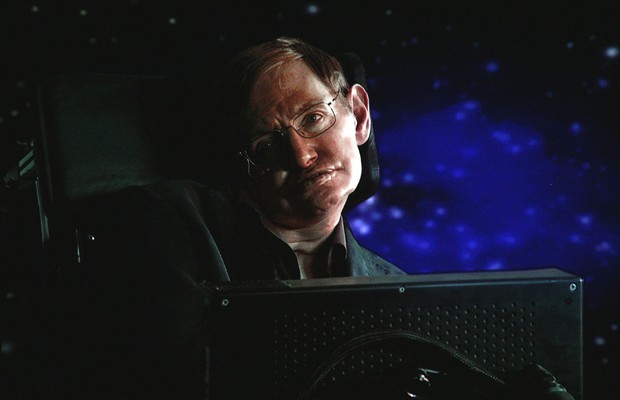 O cientista Stephen Hawking participa de uma transmissão via satélite no hotel Langham Hotel em Pasadena, na Califórnia (Foto: Frederick M. Brown/Getty Images)