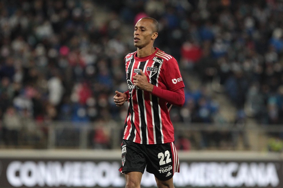 Miranda deve ganhar ainda mais minutos no São Paulo em julho — Foto: Rubens Chiri / saopaulofc.net