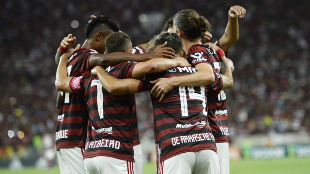 Flamengo vence e mantém vantagem na ponta do Brasileirão