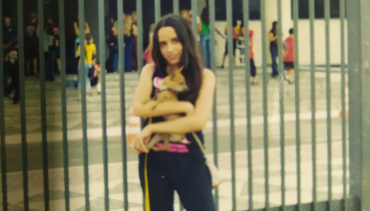 Na foto, Mariana Fagundes, quando ainda era adolescente, acompanhada do pequeno grande Bambi (Foto: Arquivo Pessoal/ Mariana Fagundes)