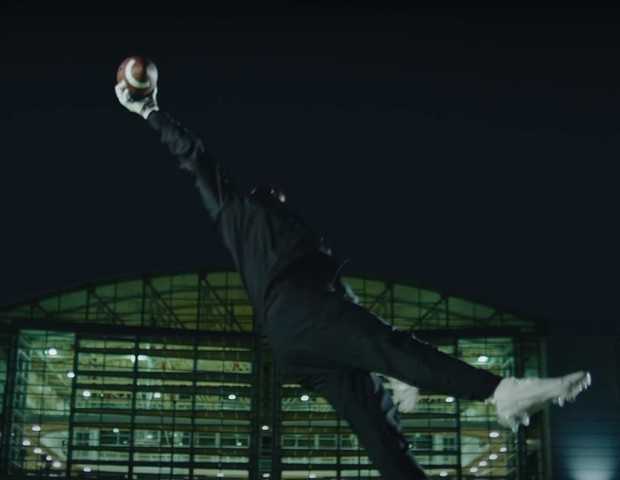 Drake passeia de jet-ski em novo  clipe gravado inteiramente na Sede Mundial da Nike (Foto: Reprodução / Youtube)