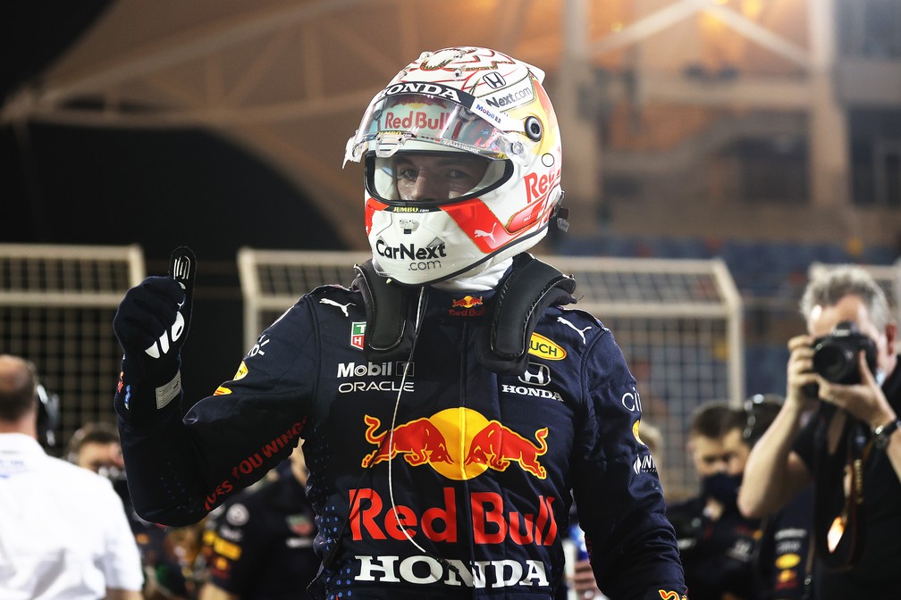 No Barein, Max Verstappen comemora sua quarta pole position da carreira na Fórmula 1 — Foto: Lars Baron/Getty Images