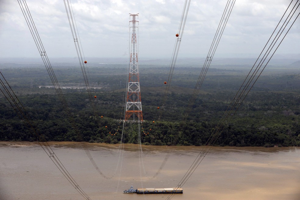 Linhão de Tucuruí passa sobre o Rio Amazonas  — Foto: Leo Caldas/Valor