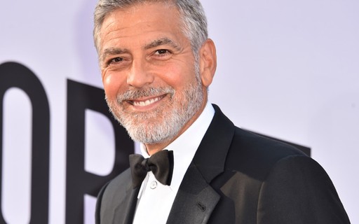 George Clooney sobre quarentena com filhos: "O dia todo lavando louça"