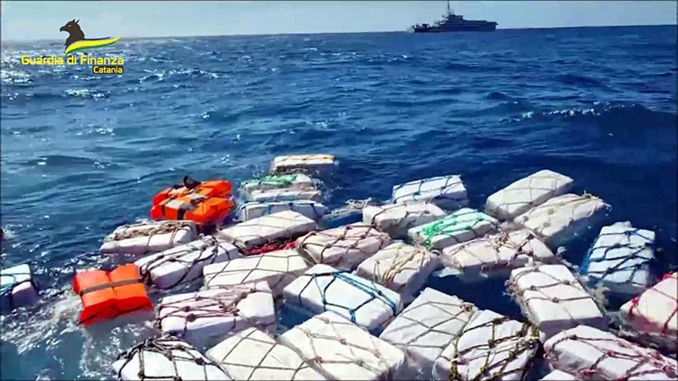 Imagem de pacotes com cocaína que foram apreendidos pela polícia da Itália em 17 de abril de 2023 — Foto: Guardia di Finanza press office/AFP