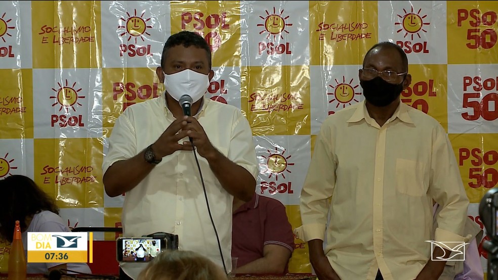 Franklin Douglas e o candidato a vice-prefeito José Ribamar Arouche. — Foto: Reprodução/TV Mirante.