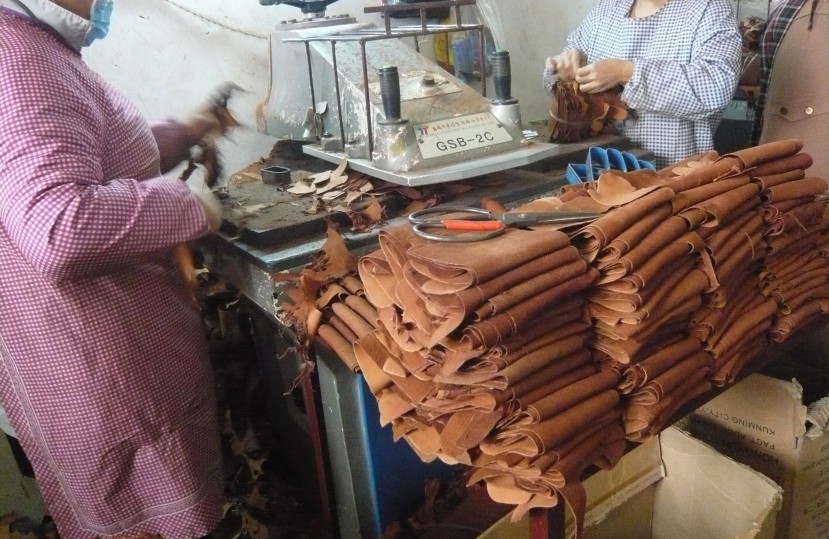Peles são usadas para produzir luvas, cintos, bolsas e outros produtos de couro (Foto: Reprodução/PETA)