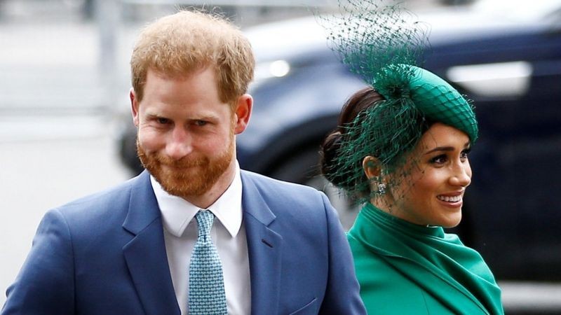BBC O duque e a duquesa de Sussex agora vivem nos EUA com o filho pequeno, Archie (Foto: Reuters via BBC)