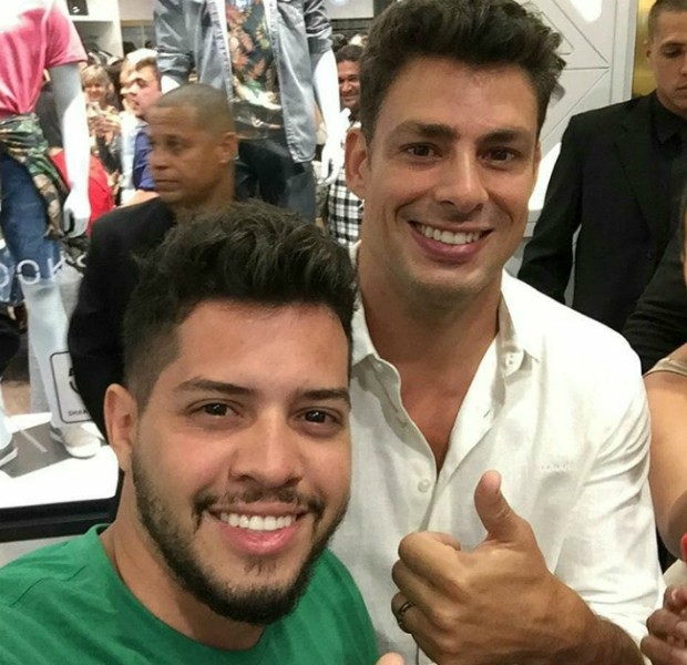Cauã Reymond exibe aliança pela primeira vez (Foto: Reprodução Instagram)