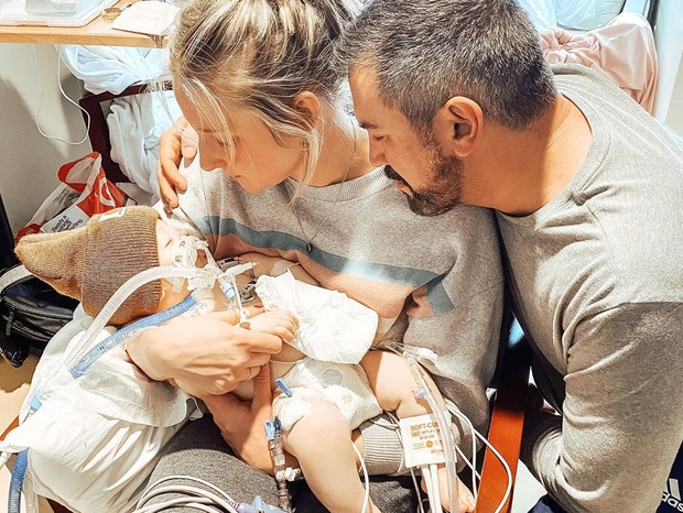 Ao lado do marido, Brittani Boren Leach segura o filho Crew nos braços (Foto: Reprodução/Instagram)