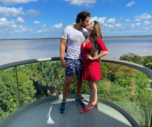 Eliéser Ambrosio e Kamilla Salgado trocam beijo apaixonado em Mangal das Garças, famoso ponto do Pará (Foto: Reprodução/Instagram)