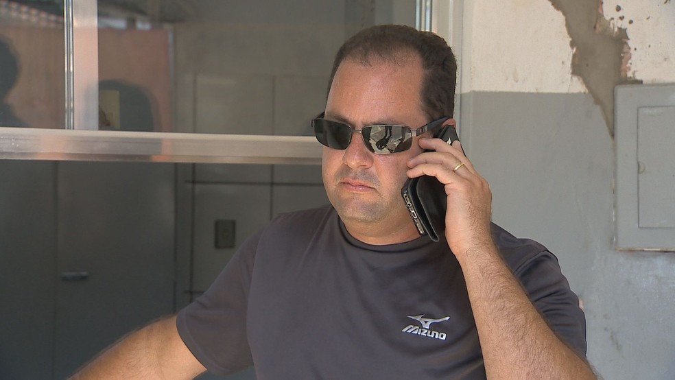 Diretor do cemitério, João Wagner Antoniol, justificou paralisação — Foto: Reprodução/TV Integração