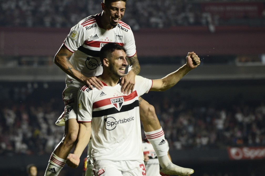 Calleri festeja gol do São Paulo contra o Sport — Foto: Marcos Ribolli