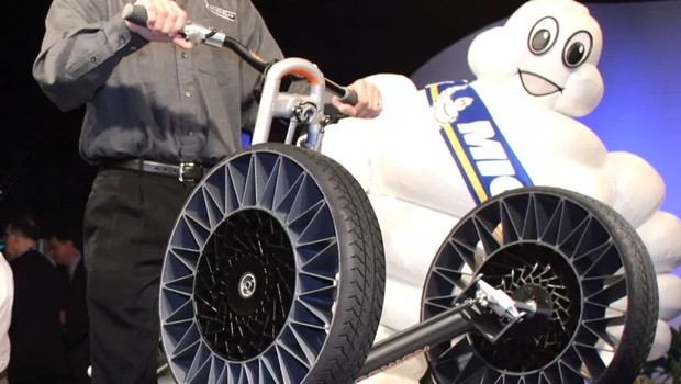 O Tweel da Michelin foi lançado em 2005, mas é usado principalmente em veículos de baixa velocidade (Foto: GETTY IMAGES via BBC)