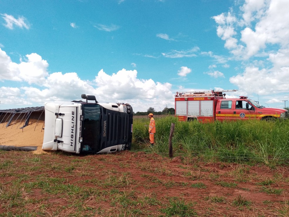 Motorista tem mal súbito enquanto dirige e tomba carreta em rodovia perto de Ituiutaba