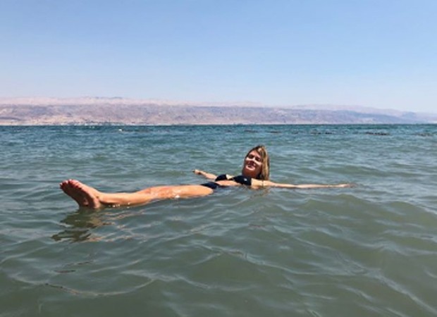 Carolina Dieckmann posta f otos de viagem a Jerusalém Carolina Dieckmann relaxa nas águas do Mar Morto (Foto: Reprodução/Instagram)