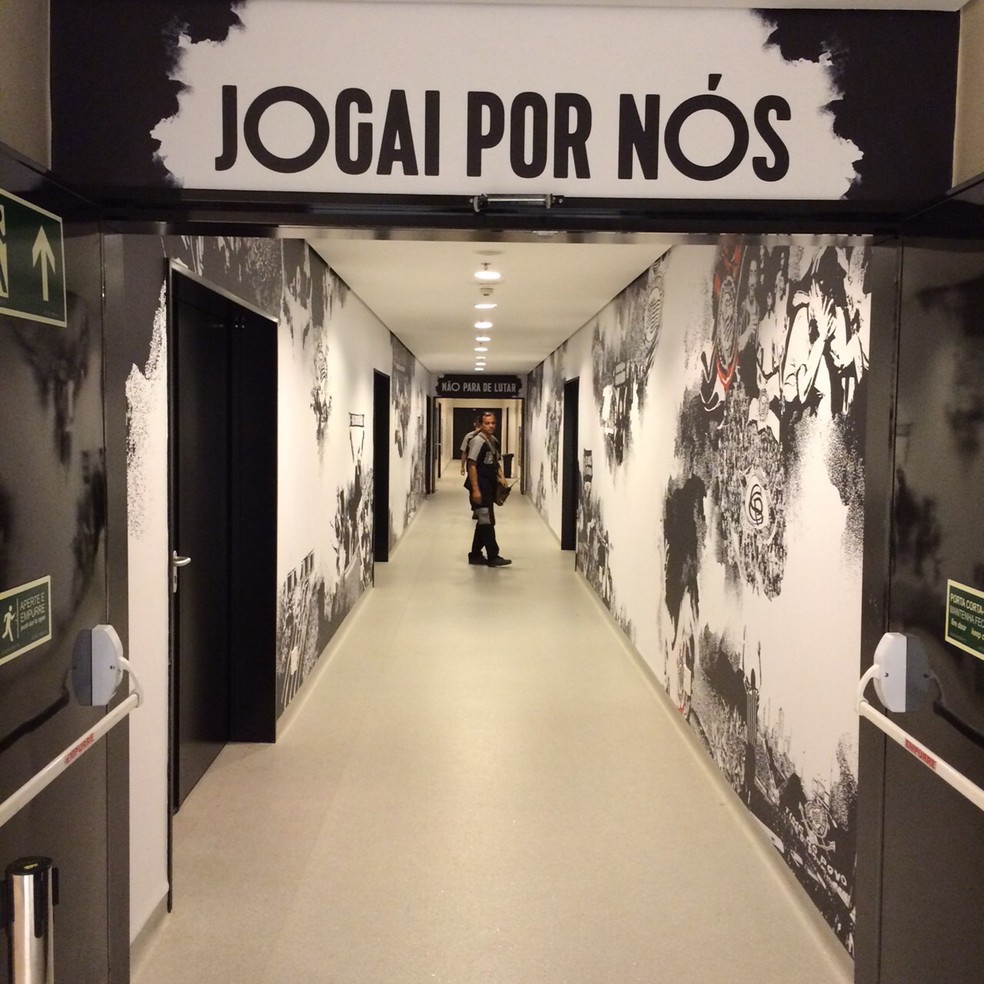 Vestiários da Arena Corinthians têm ilustrações de torcedores, que devem inspirar novo uniforme do clube — Foto: Erica Hideshima / TV Globo
