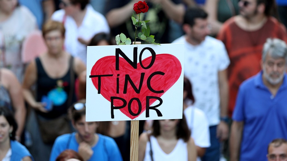Manifestantes levam placa de 'não tenho medo' durante manifestação em Barcelona contra o terrorismo (Foto: Albert Gea/Reuters)