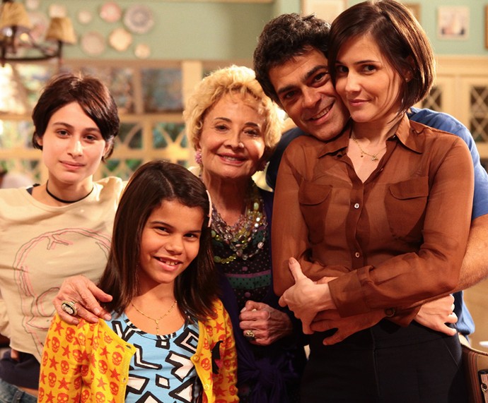 Glória Menezes com Deborah Secco, Eduardo Moscovis, Luisa Arraes e Laura Barreto em 'Louco por Elas' (Foto: TV Globo / Gui Maia)