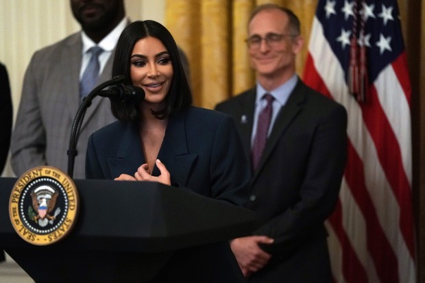 Kim Kardashian discursa na Casa Branca contra abusos contra negros em penitenciárias dos EUA (Foto: Getty Images)