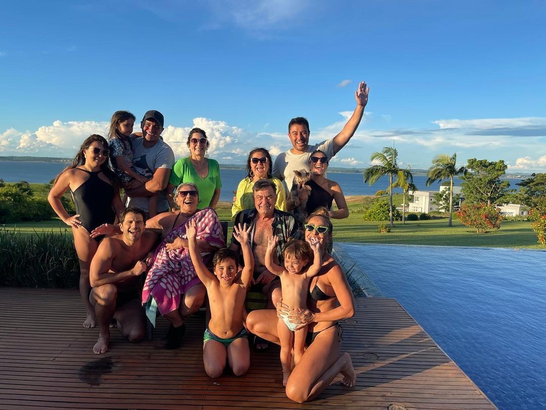 Duda Nagle reúne família ao lado da piscina para clique (Foto: Reprodução/Instagram)