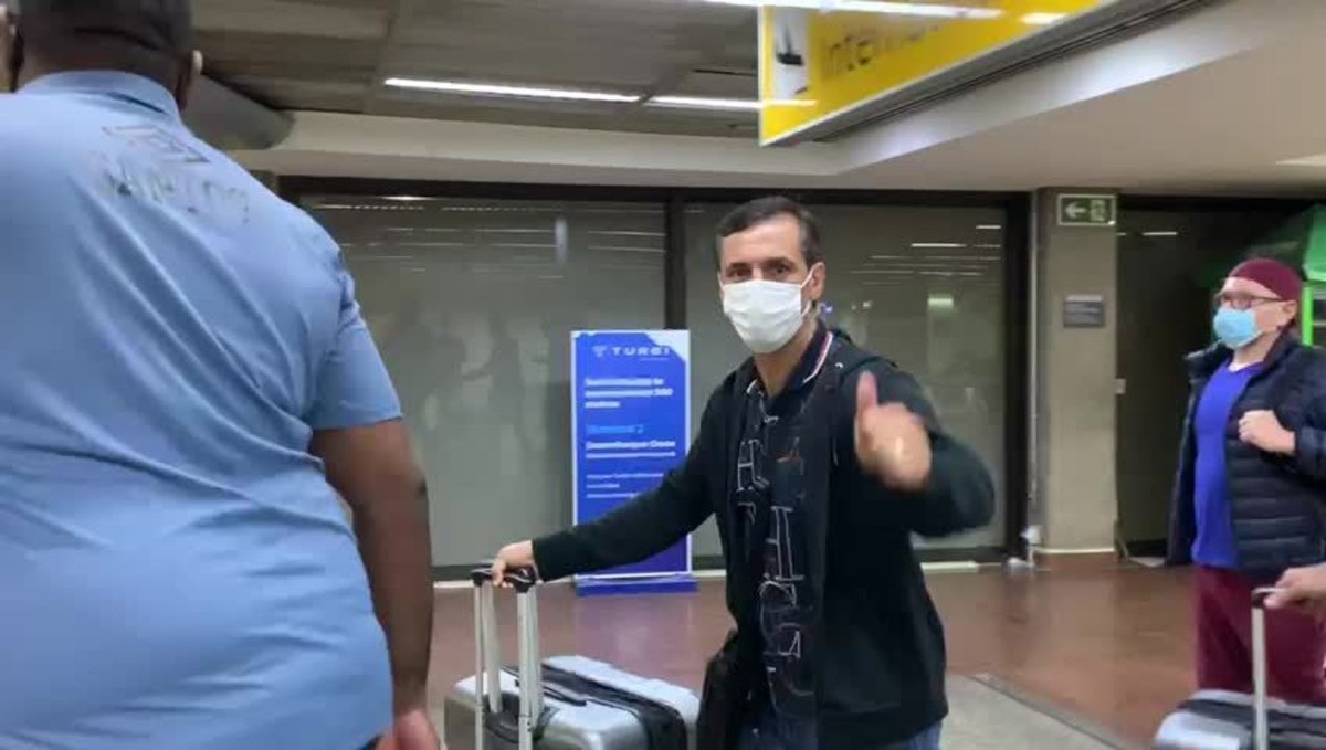 Fabián Bustos va a Villa, visita el estadio y firma contrato por dos años con el Santos |  santos