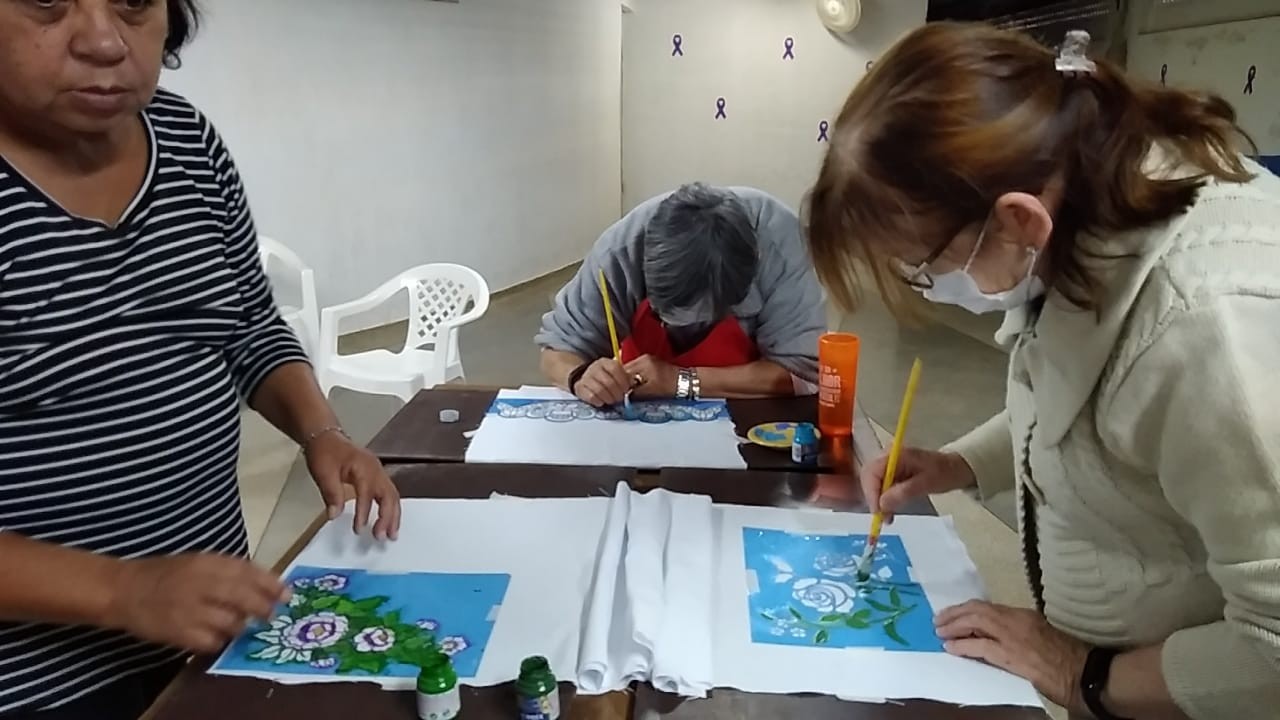 Centro de Referência do Idoso oferece curso de pintura em tela e tecido em Presidente Prudente