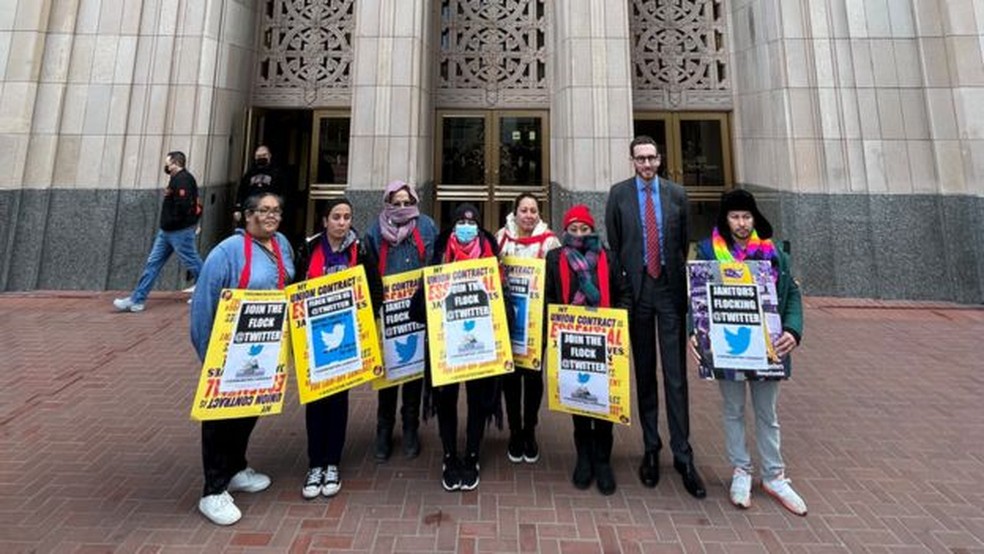 Funcionários da limpeza demitidos do sindicato do Twitter protestam na sede da empresa em San Francisco — Foto: BBC