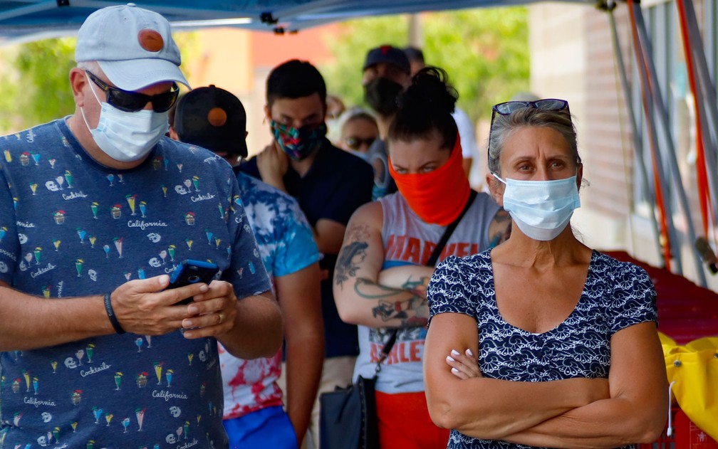 Pessoas usando máscaras aguardam em fila para entrar em mercado em McCandless, na Pensilvânia, na sexta-feira (3) — Foto: AP Photo/Keith Srakocic