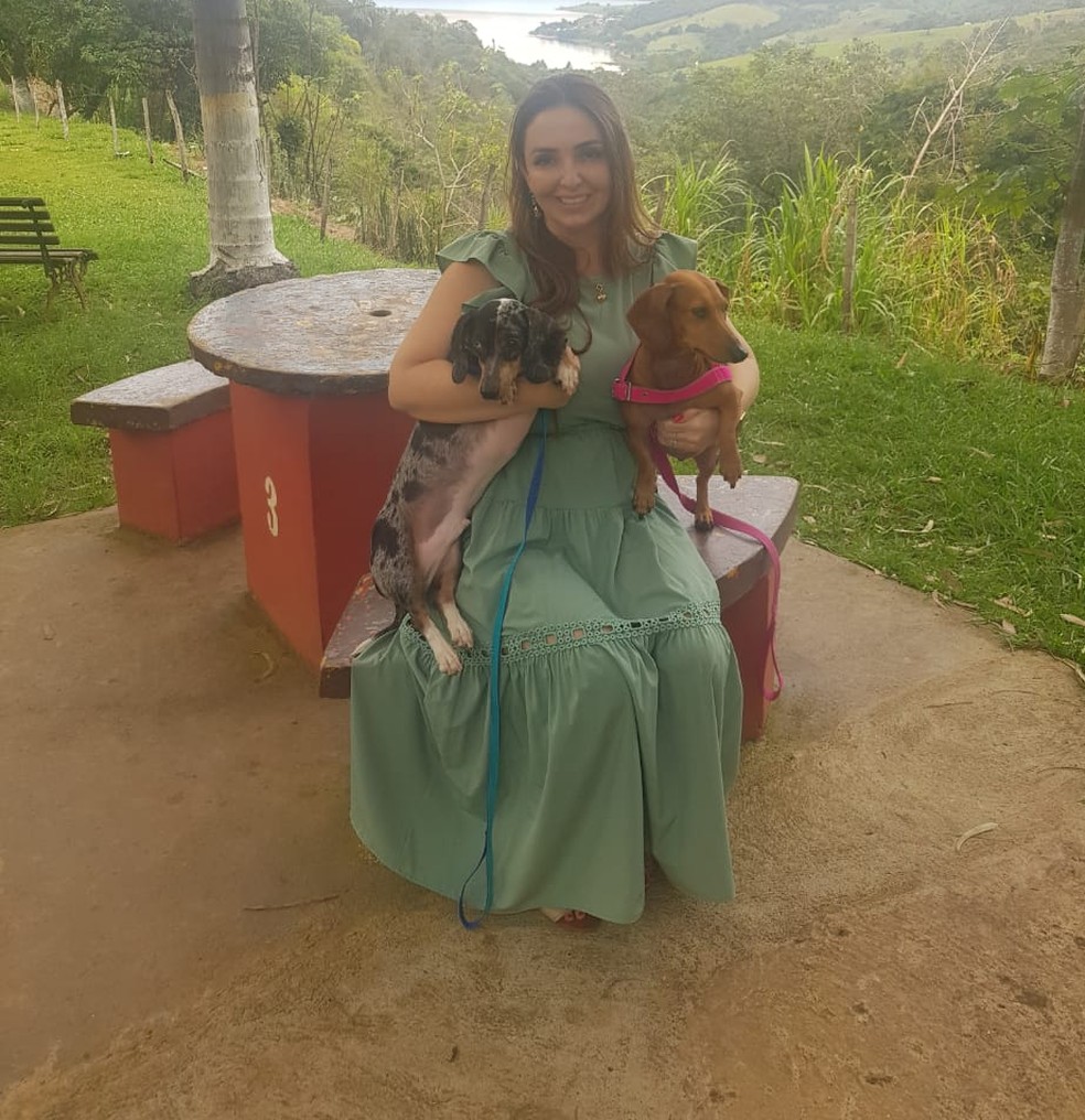 Presidente da Proteção e Defesa aos Animais de Matão com os pets Marvin e Flor — Foto:  Arquivo Pessoal/ Estela Barrios Trench