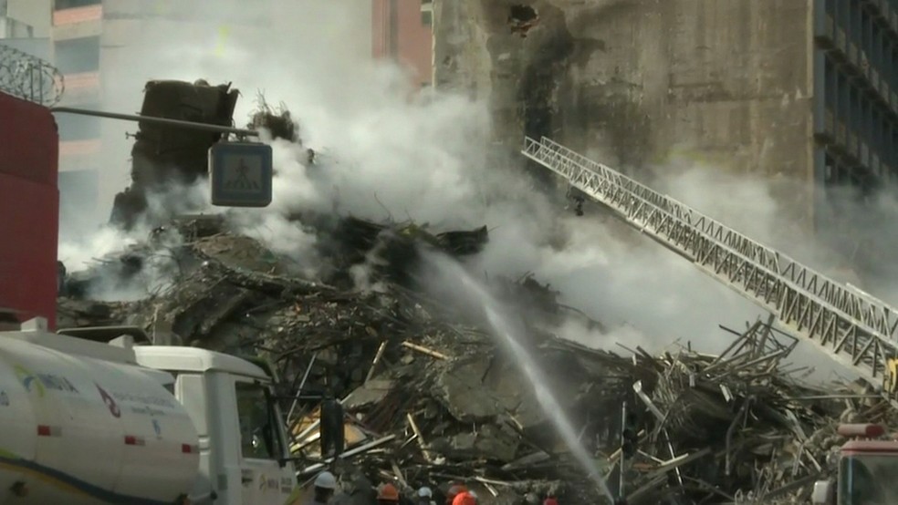 Prédio desaba no Centro de São Paulo (Foto: Reprodução GloboNews)