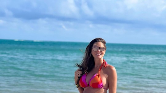 Daniella Sarahyba exibe barrigão de seis meses em praia paradisíaca