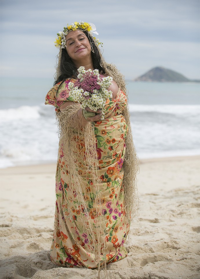 Que graça! Teodora improvisará look de noiva para se casar em ilha deserta (Foto: Raphael Dias/Gshow)