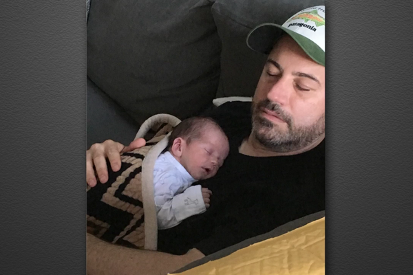 O apresentador Jimmy Kimmel com seu filho recém-nascido já em casa, recuperado de sua cirurgia no coração (Foto: Reprodução)