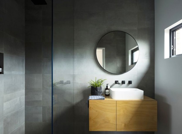 O banheiro minimalista é iluminado por uma pequena janela (Foto: Brett Boardman Photography)