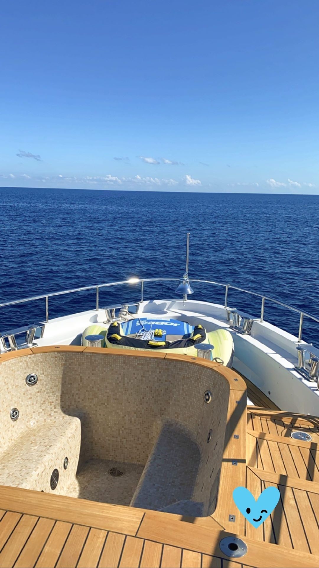 Barco alugado por Belle e Thiago Silva para viajar pelo litoral da Sardenha, na Itália (Foto: Reprodução/Instagram)
