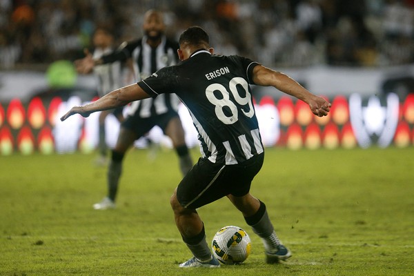 O artilheiro Erison aparece como a maior esperança de gols para o Botafogo no clássico contra o São Paulo (Foto: Vitor Silva /Botafogo FR)