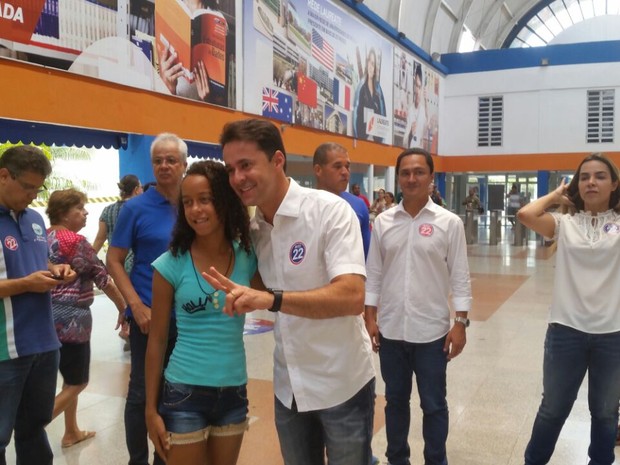 Anderson Ferreira votou na Faculdade dos Guararapes (Foto: Renato Ramos/ TV Globo)