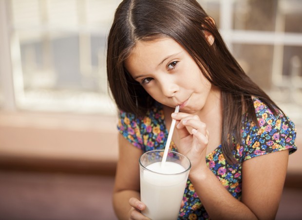 menina; leite; copo (Foto: Thinkstock)