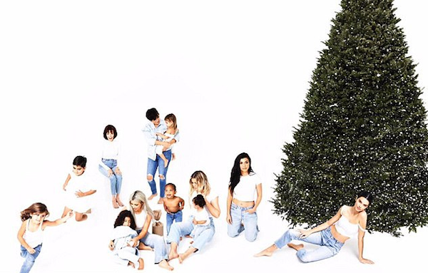 Uma foto do ensaio de Natal do clã Kardashian-Jenner dirigido por Kim Kardashian (Foto: Instagram)