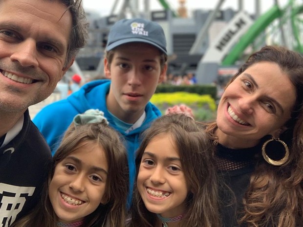 Giovanna Antonelli e o marido, Leonardo Nogueira, com Pietro e as gêmeas Antônia e Sofia (Foto: Reprodução/Instagram)