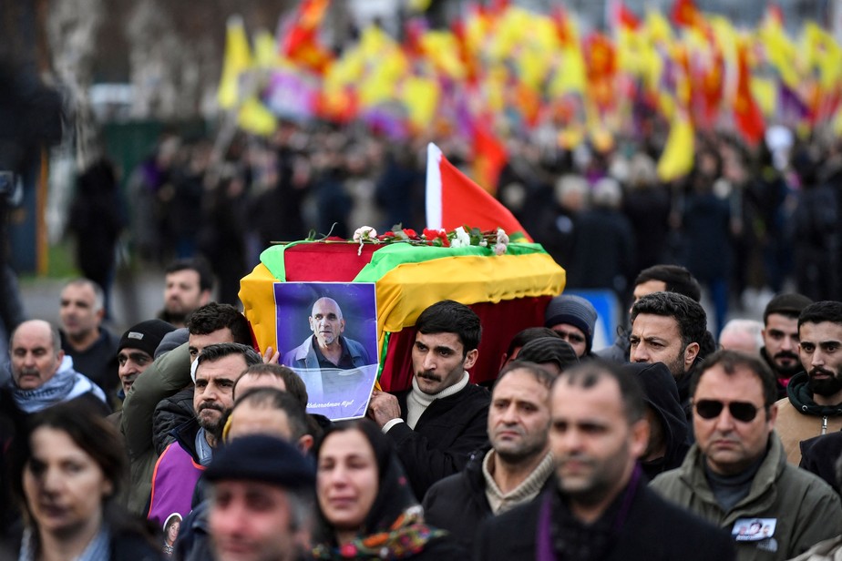 Membros da comunidade curda francesa carregam o caixão de uma das vítimas do ataque em Paris nesta terça-feira
