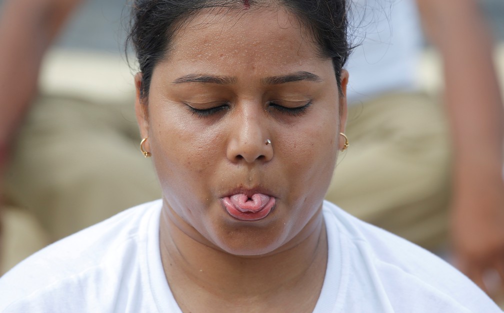 Praticante durante o Dia Internacional do Yoga em Kolkata, na Índia — Foto: Rupak De Chowdhuri/Reuters